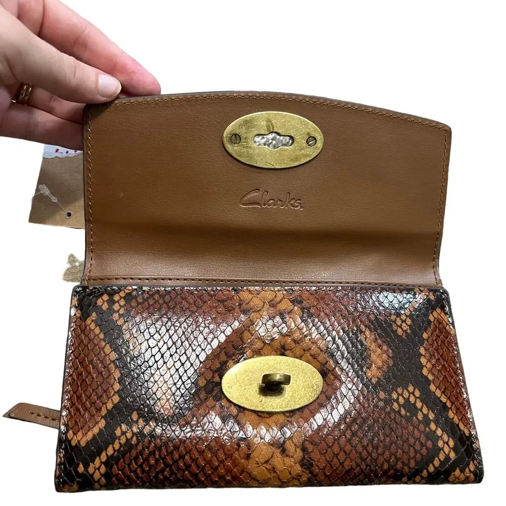 Clarks Faux Leather Snake Skin Crossbody Wallet NWT Sz S Brown Adjustable